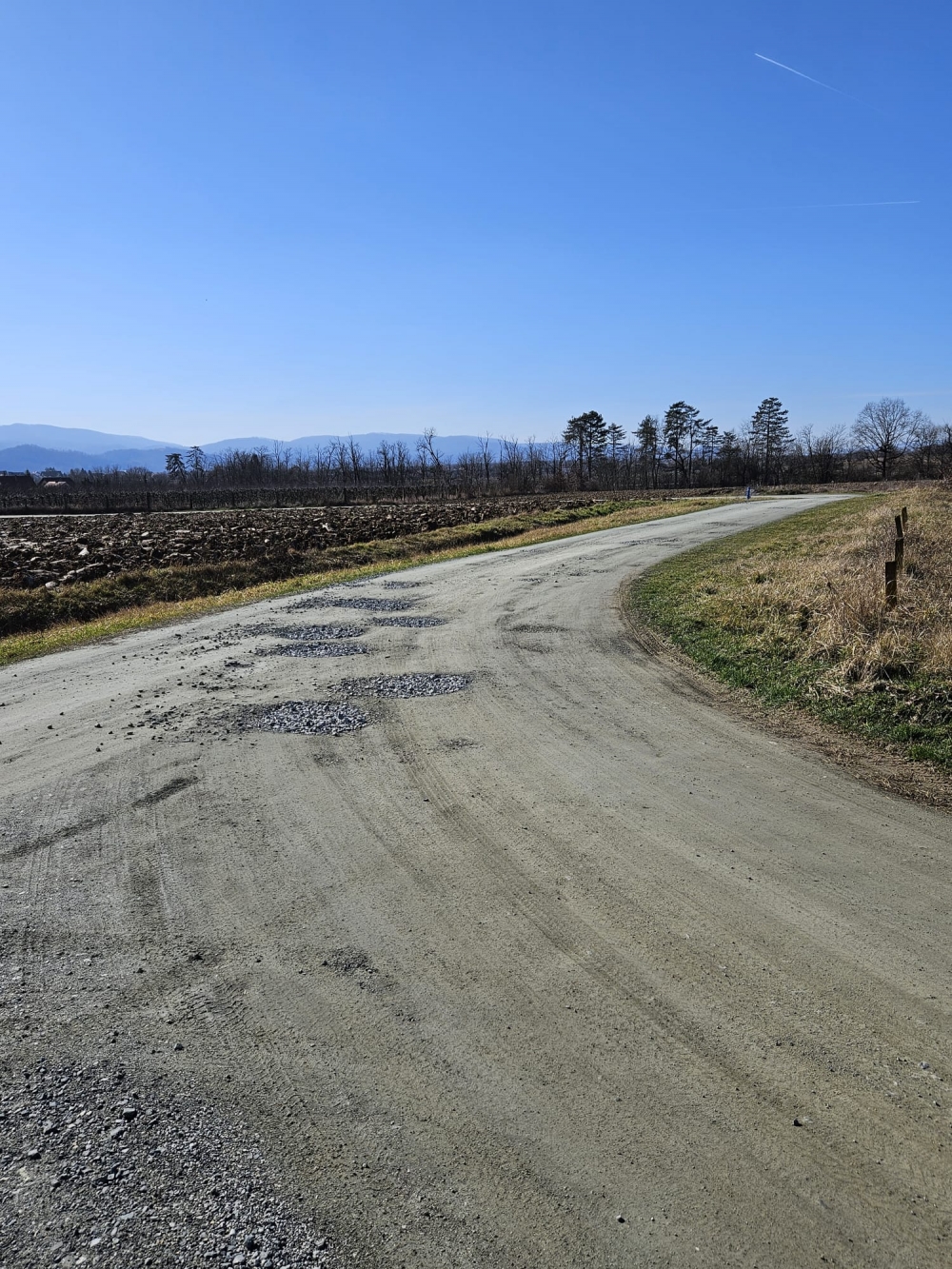 ’Živimo u gradu bez asfalta, rasvjete, nogostupa, a primorani smo sami kositi travu na javnoj površini!’