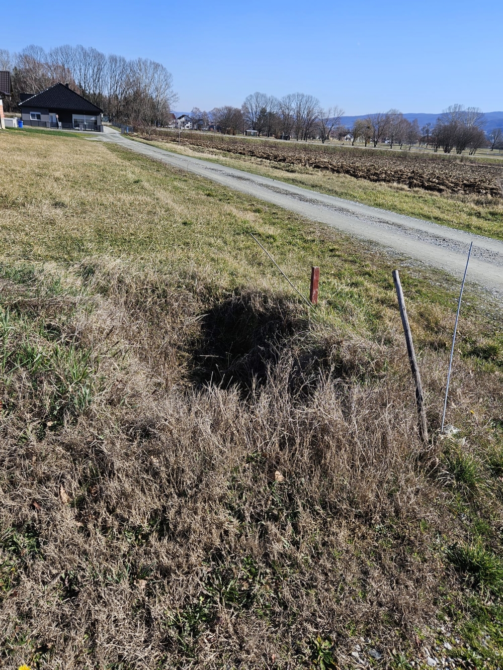 ’Živimo u gradu bez asfalta, rasvjete, nogostupa, a primorani smo sami kositi travu na javnoj površini!’