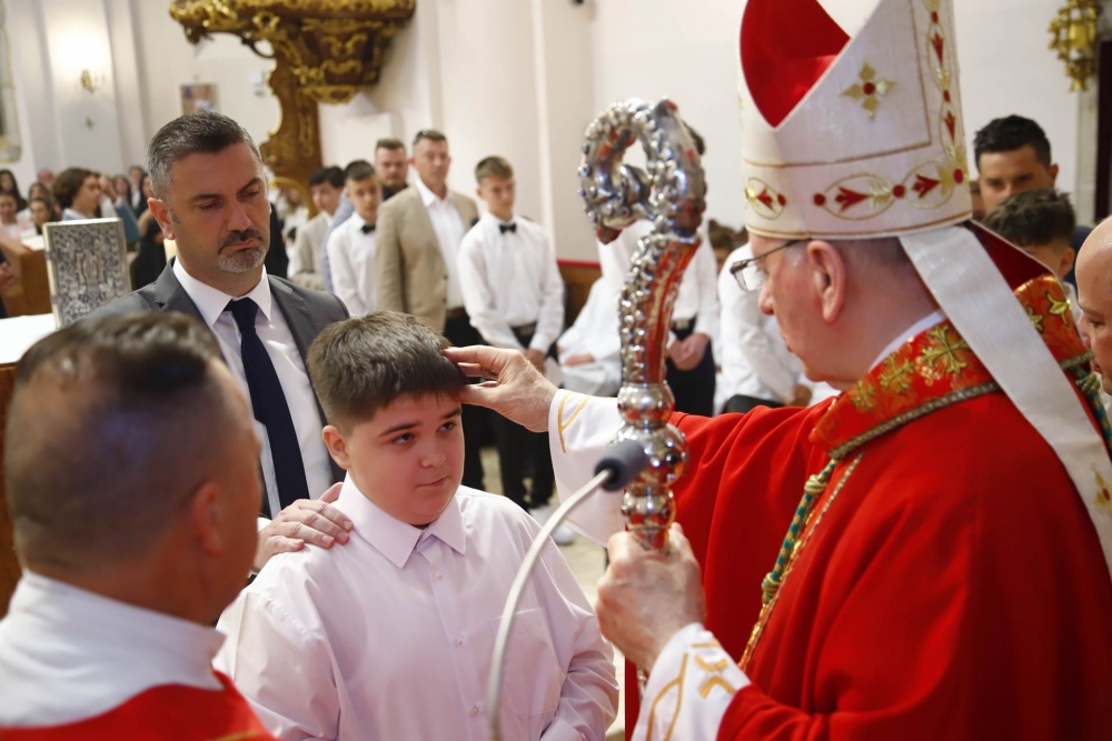 FOTO: Sakrament sv. potvrde u požeškoj Katedrali