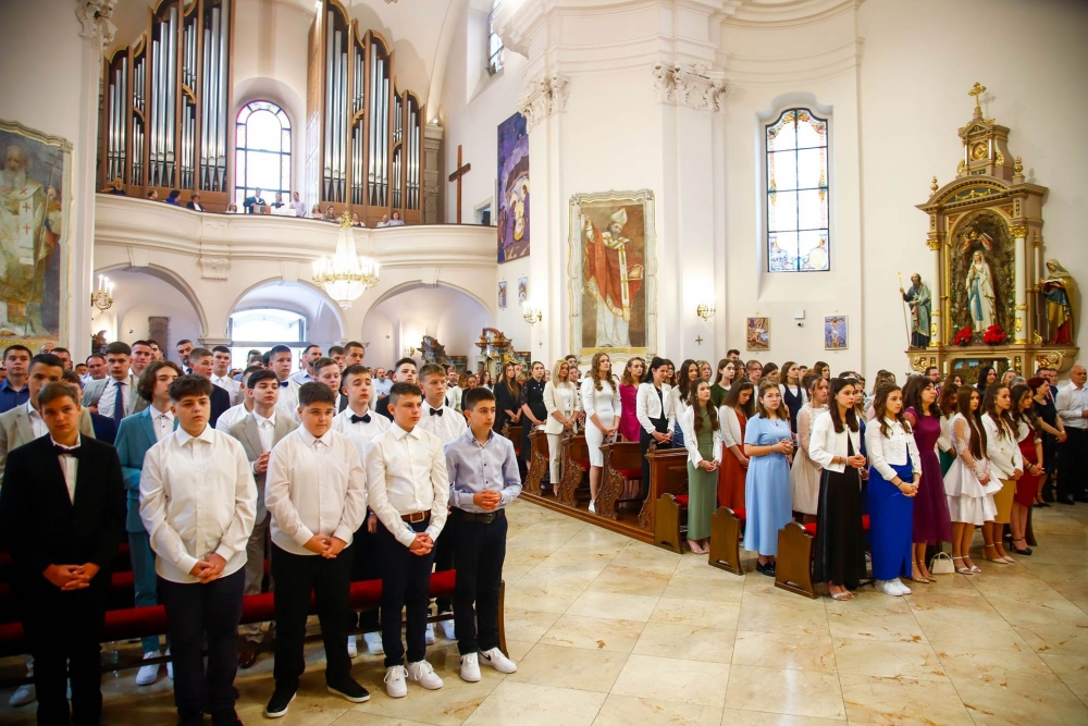 FOTO: Sakrament sv. potvrde u požeškoj Katedrali