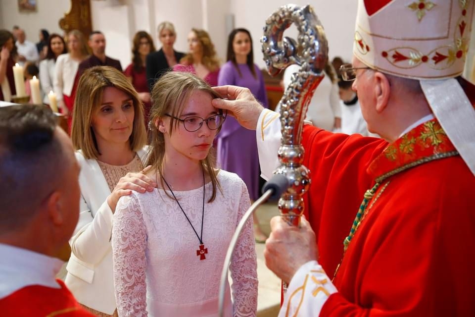 FOTO: Sakrament sv. potvrde u požeškoj Katedrali