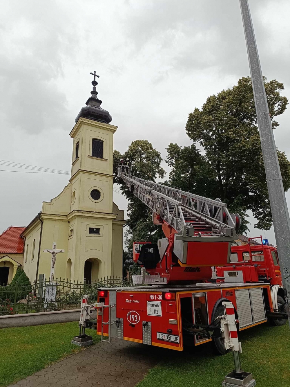 Tijekom jučerašnjeg nevremena na crkvu palo stablo