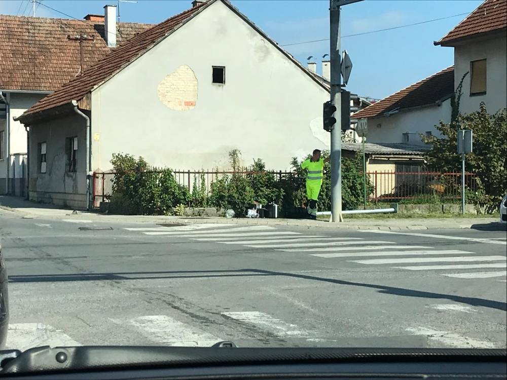 Žurni popravak semafora kojeg je jučer srušio biciklist