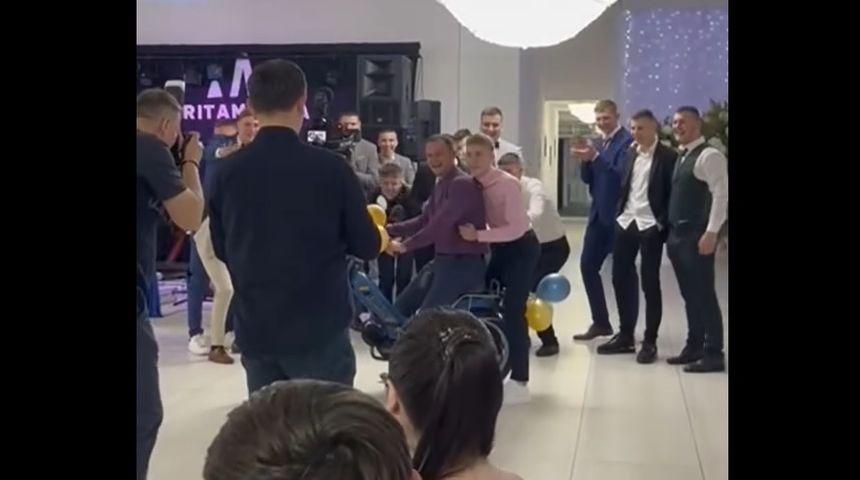 Maturanti u susjednom gradu razredniku poklonili Tomos četvorku!