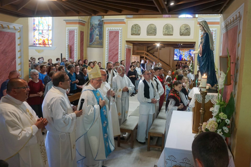 Biskup Škvorčević blagoslovio kip Marije Kraljice u Davoru