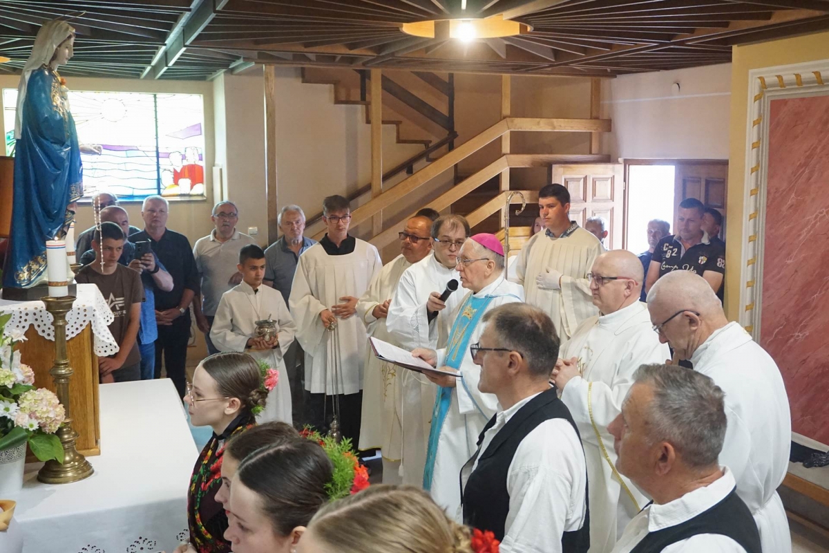 Biskup Škvorčević blagoslovio kip Marije Kraljice u Davoru
