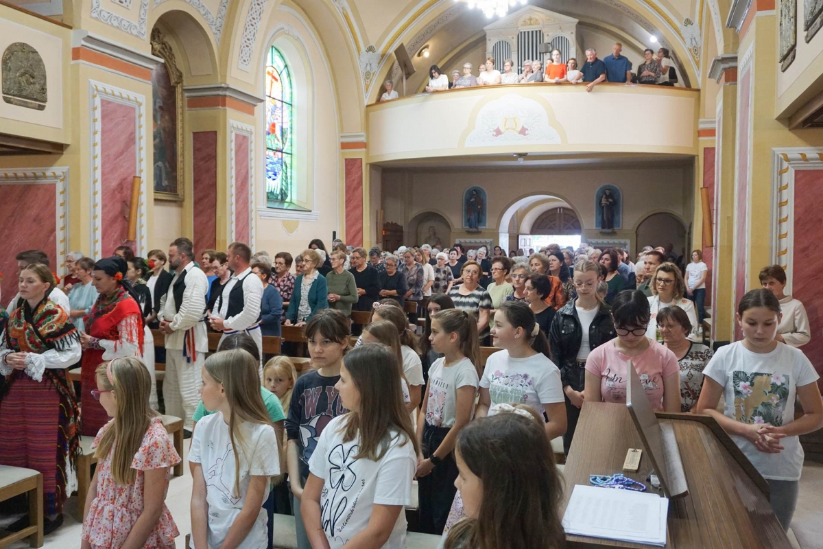 Biskup Škvorčević blagoslovio kip Marije Kraljice u Davoru