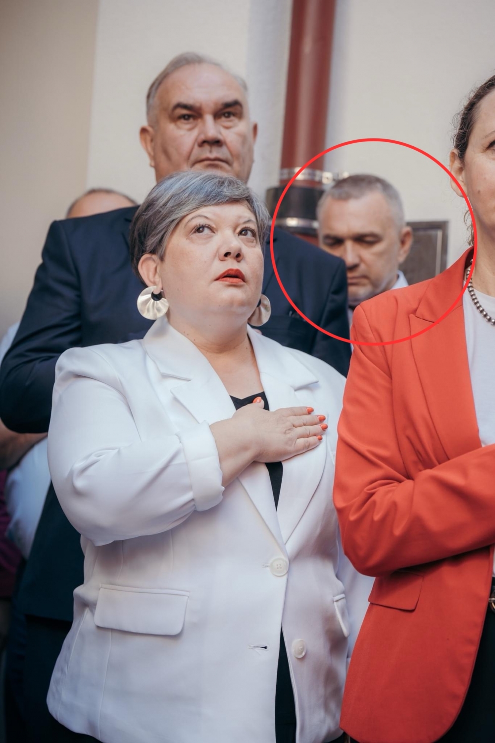 Kakvo društvo u Požegi: Ministrica medija ponosno pozira u društvu HDZ-ovca koji je prebio novinara