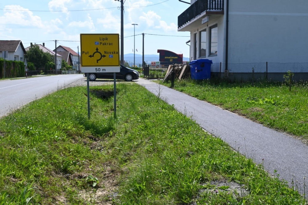 Pri samom kraju asfaltiranje 1.300 m nogostupa u Dobrovcu