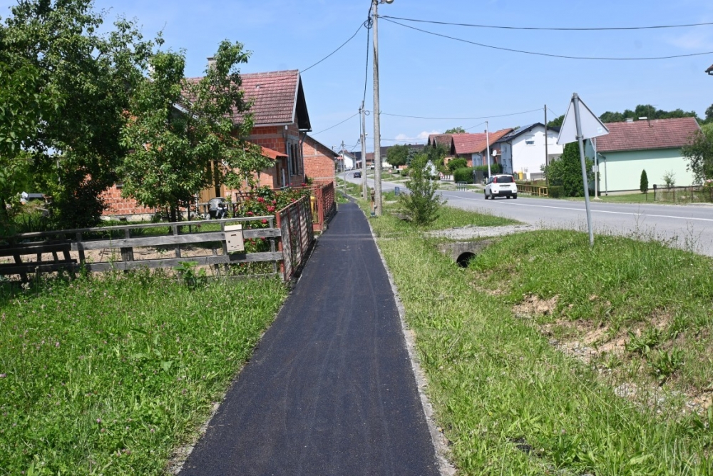 Pri samom kraju asfaltiranje 1.300 m nogostupa u Dobrovcu