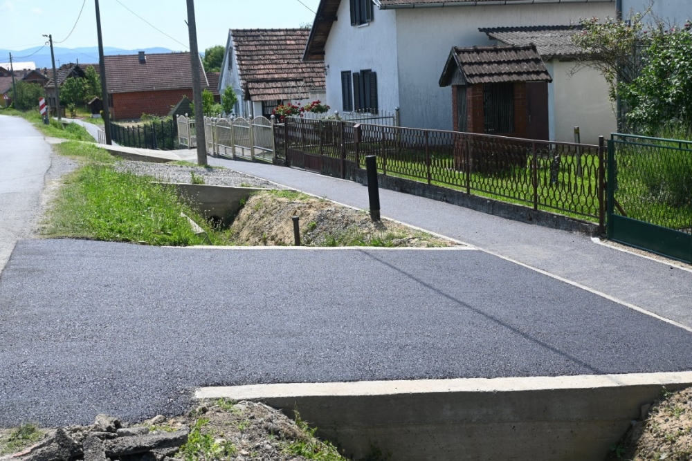 Pri samom kraju asfaltiranje 1.300 m nogostupa u Dobrovcu