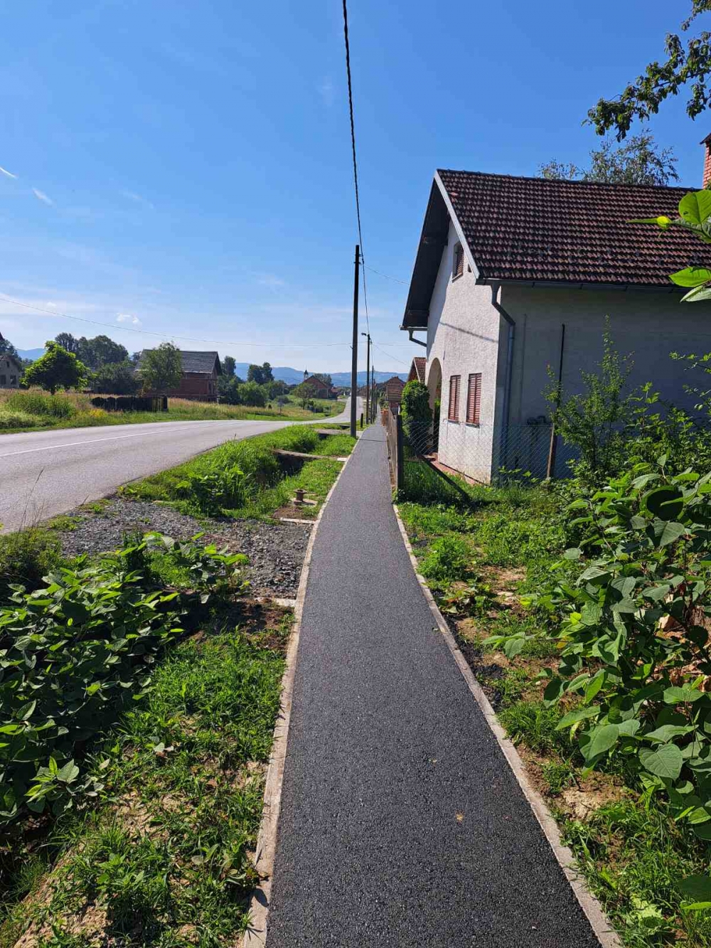 Pri samom kraju asfaltiranje 1.300 m nogostupa u Dobrovcu