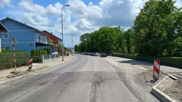 Konačno počinje postavljanje završnog sloja asfalta na glavnoj lipičkoj prometnici