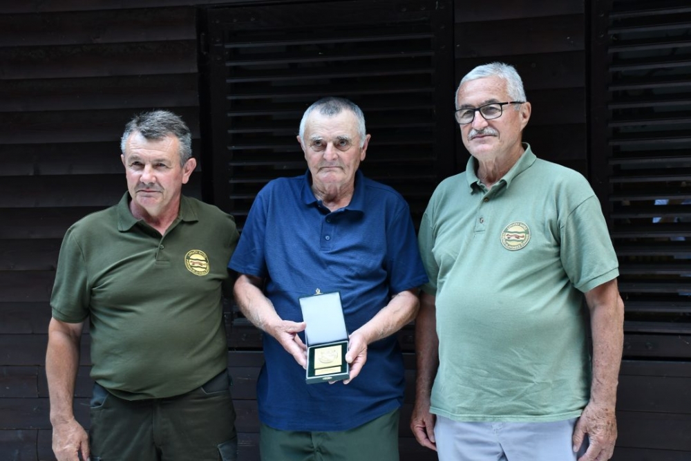 LD Slavonac Kutjevo: Zlatne plakete dvojici lovaca za 50 godina lovačkog staža