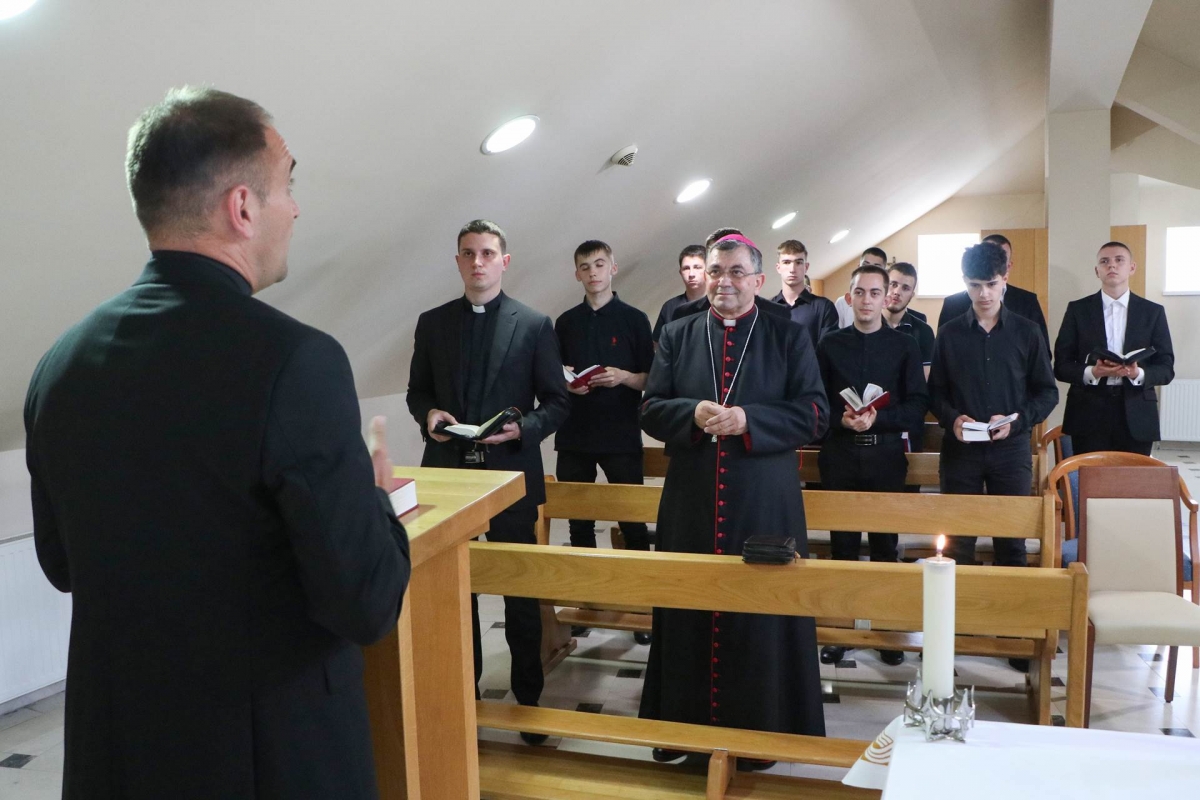 Biskup Ivo Martinović u pratnji tajnika Mateja Silukovića po prvi puta pohodio požeški Kolegij