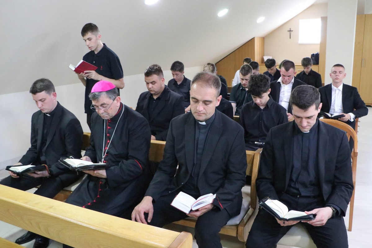 Biskup Ivo Martinović u pratnji tajnika Mateja Silukovića po prvi puta pohodio požeški Kolegij