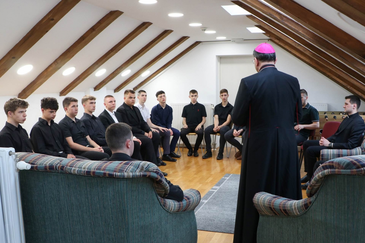 Biskup Ivo Martinović u pratnji tajnika Mateja Silukovića po prvi puta pohodio požeški Kolegij