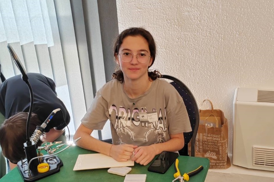 Upoznajte Dorju Pavlović, učenicu generacije veličke škole koja svira klavir, trenira taekwon-do i ide na brojna školska natjecanja