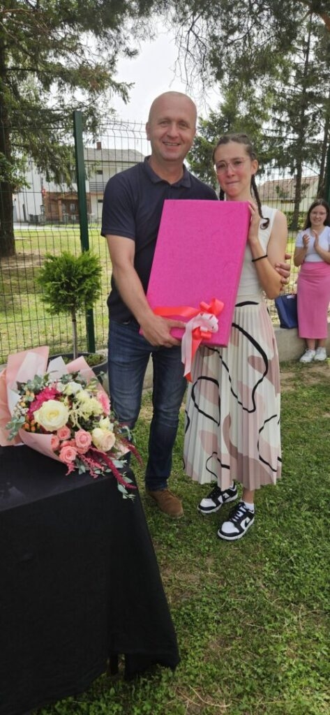 Upoznajte Dorju Pavlović, učenicu generacije veličke škole koja svira klavir, trenira taekwon-do i ide na brojna školska natjecanja