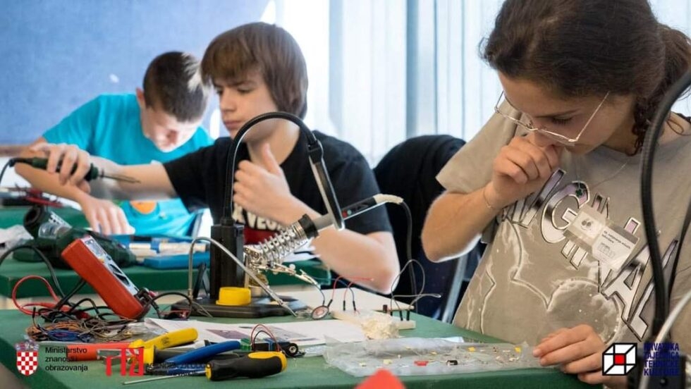 Upoznajte Dorju Pavlović, učenicu generacije veličke škole koja svira klavir, trenira taekwon-do i ide na brojna školska natjecanja