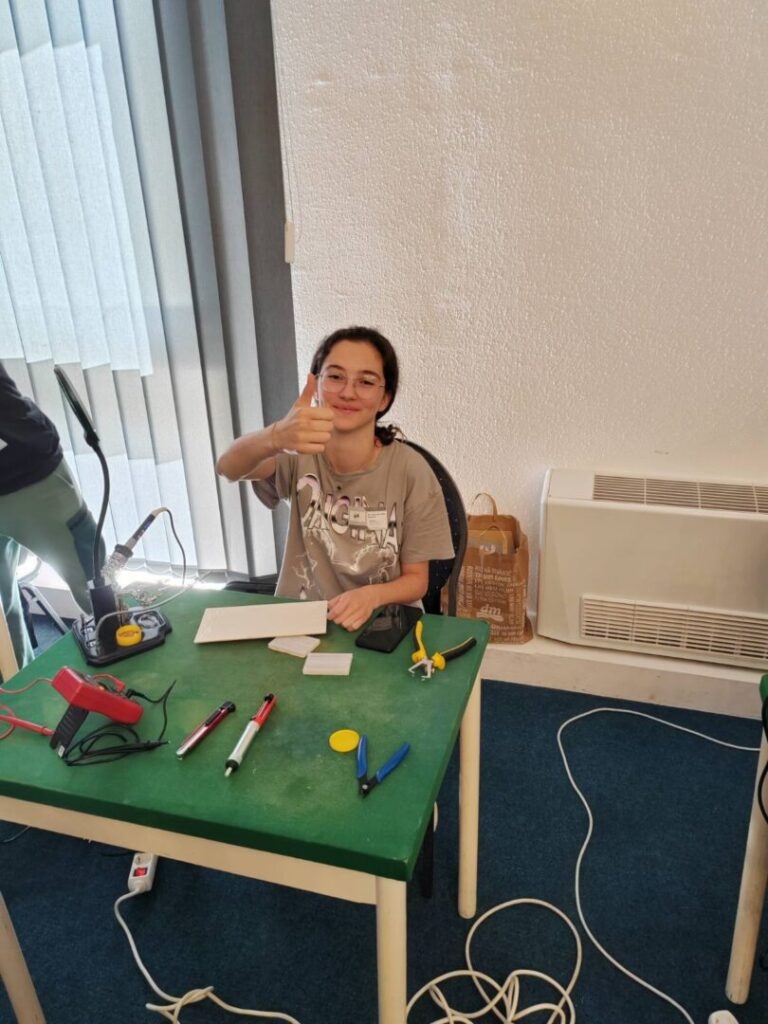 Upoznajte Dorju Pavlović, učenicu generacije veličke škole koja svira klavir, trenira taekwon-do i ide na brojna školska natjecanja