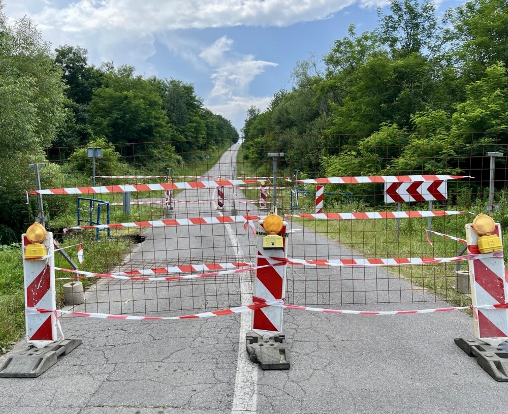 FOTO: Zatvorena cesta za Staru Lipu, pojavila se ogromna rupa uz most
