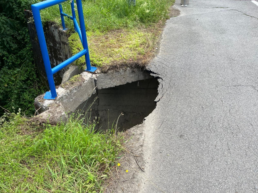 FOTO: Zatvorena cesta za Staru Lipu, pojavila se ogromna rupa uz most