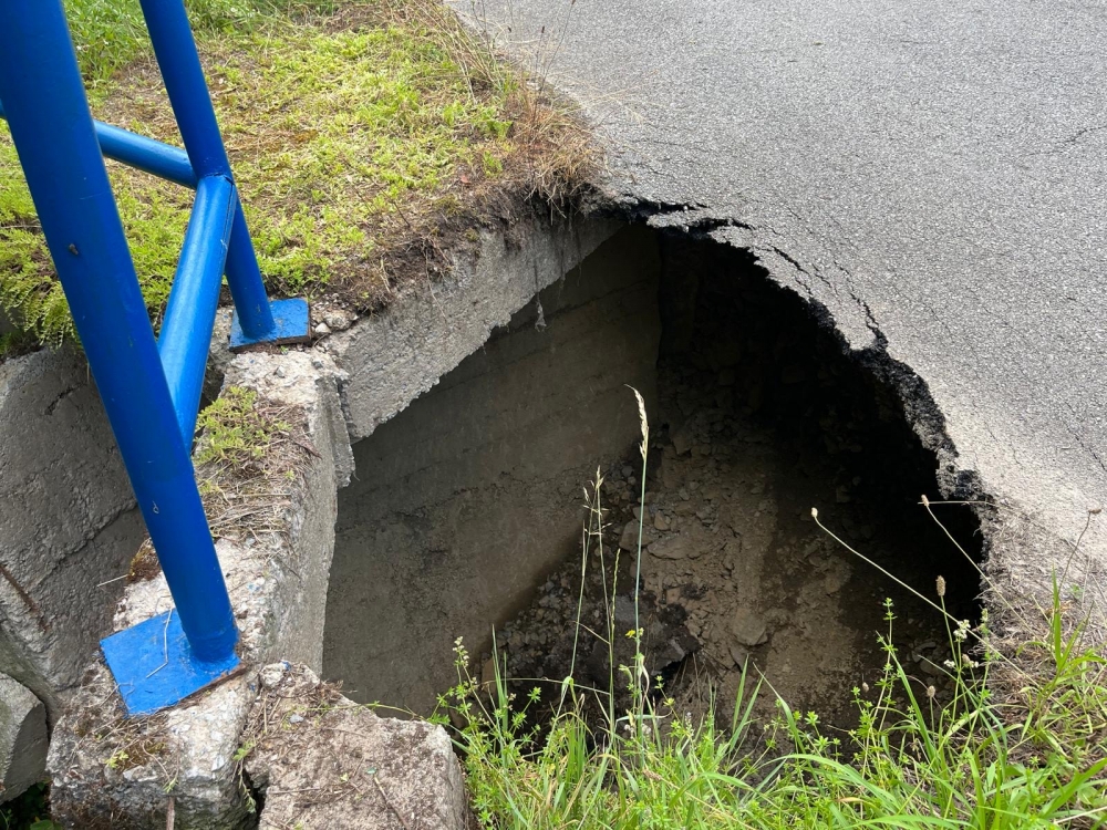FOTO: Zatvorena cesta za Staru Lipu, pojavila se ogromna rupa uz most