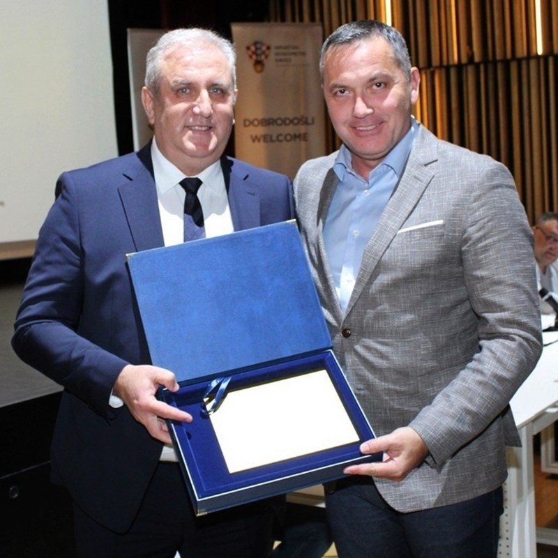 Brojni HDZ-ovci bodrili Vatrene, Nogometni savez PSŽ šuti o “privilegiranim kartama”