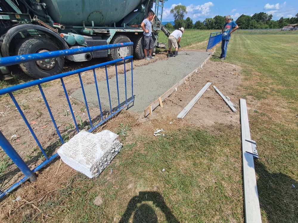 Postavljanje nogometnih kućica za rezervne igrače na igralištu u Golobrdcima