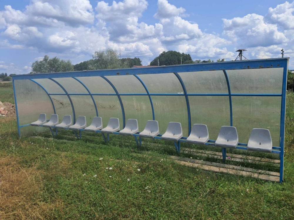 Postavljanje nogometnih kućica za rezervne igrače na igralištu u Golobrdcima