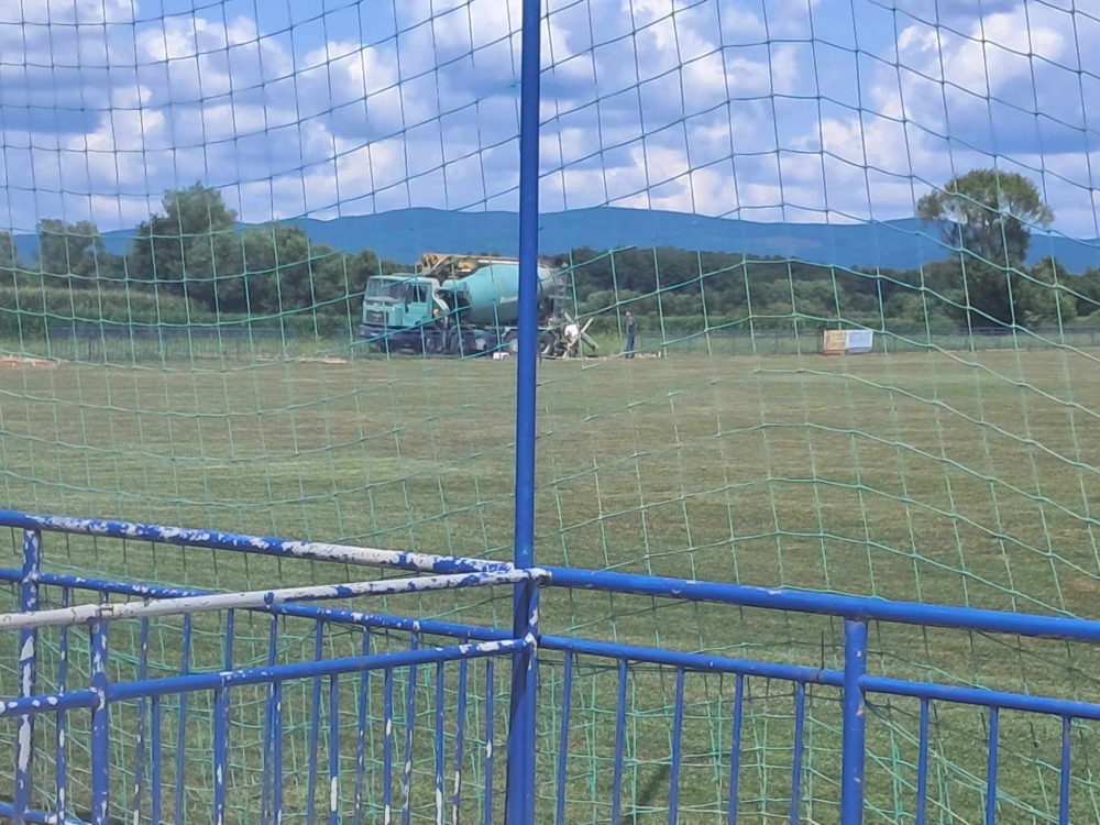 Postavljanje nogometnih kućica za rezervne igrače na igralištu u Golobrdcima