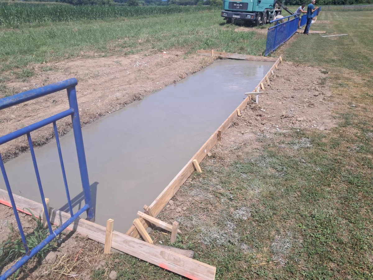 Postavljanje nogometnih kućica za rezervne igrače na igralištu u Golobrdcima