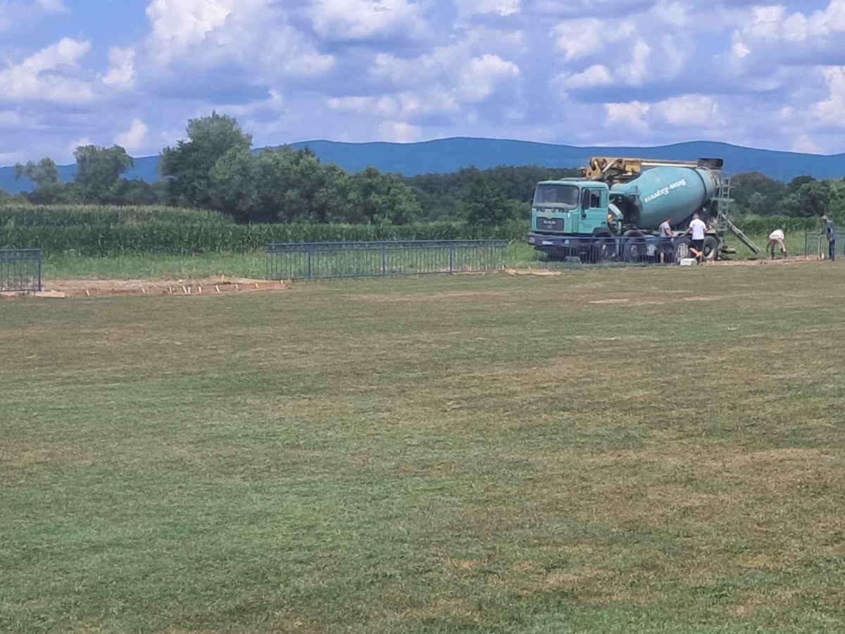 Postavljanje nogometnih kućica za rezervne igrače na igralištu u Golobrdcima