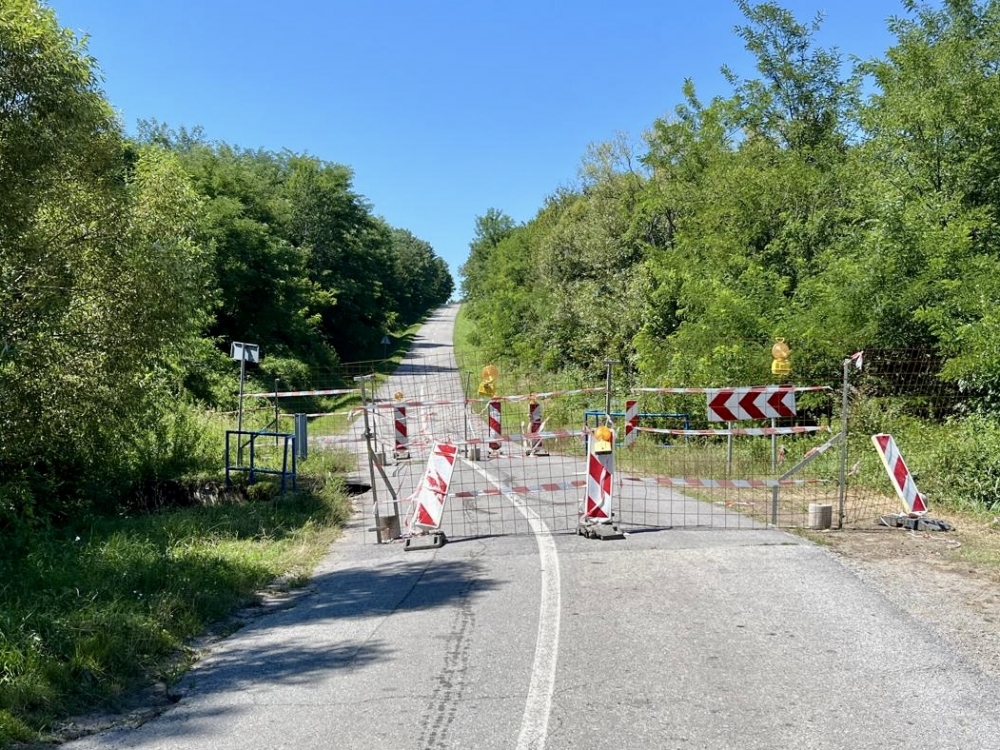 FOTO: Cesta prema Staroj Lipi već mjesec dana zatvorena za promet. Rupa još uvijek nije sanirana