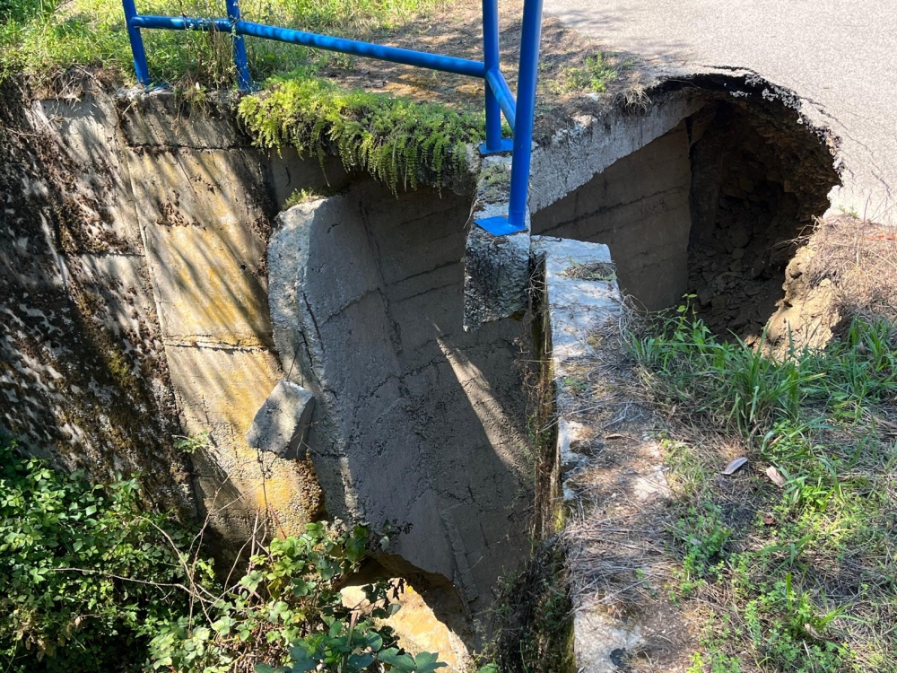 FOTO: Cesta prema Staroj Lipi već mjesec dana zatvorena za promet. Rupa još uvijek nije sanirana