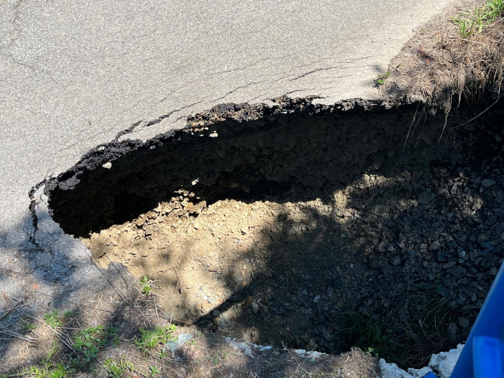 FOTO: Cesta prema Staroj Lipi već mjesec dana zatvorena za promet. Rupa još uvijek nije sanirana