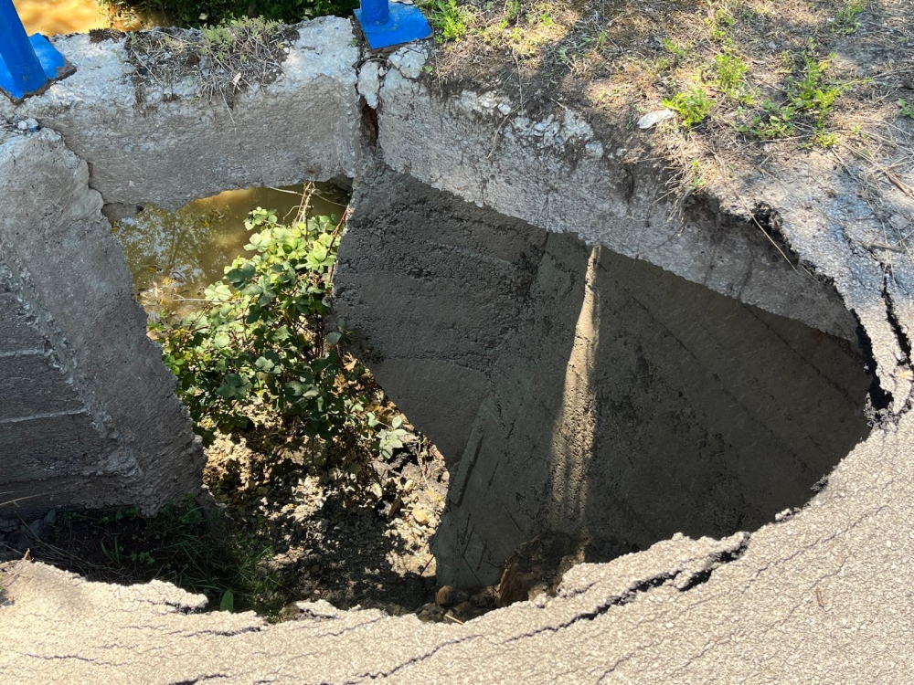 FOTO: Cesta prema Staroj Lipi već mjesec dana zatvorena za promet. Rupa još uvijek nije sanirana
