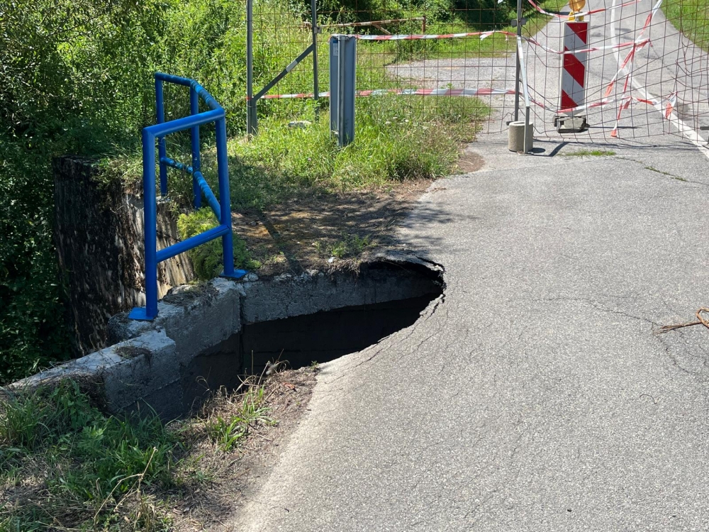 FOTO: Cesta prema Staroj Lipi već mjesec dana zatvorena za promet. Rupa još uvijek nije sanirana