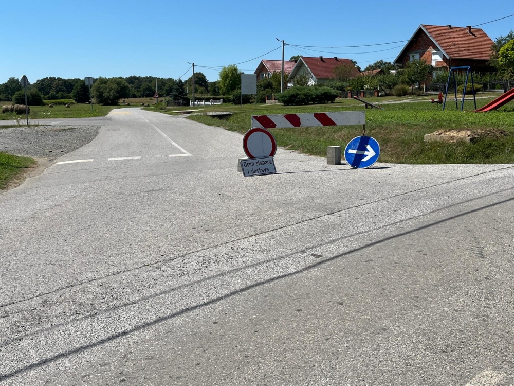 FOTO: Cesta prema Staroj Lipi već mjesec dana zatvorena za promet. Rupa još uvijek nije sanirana