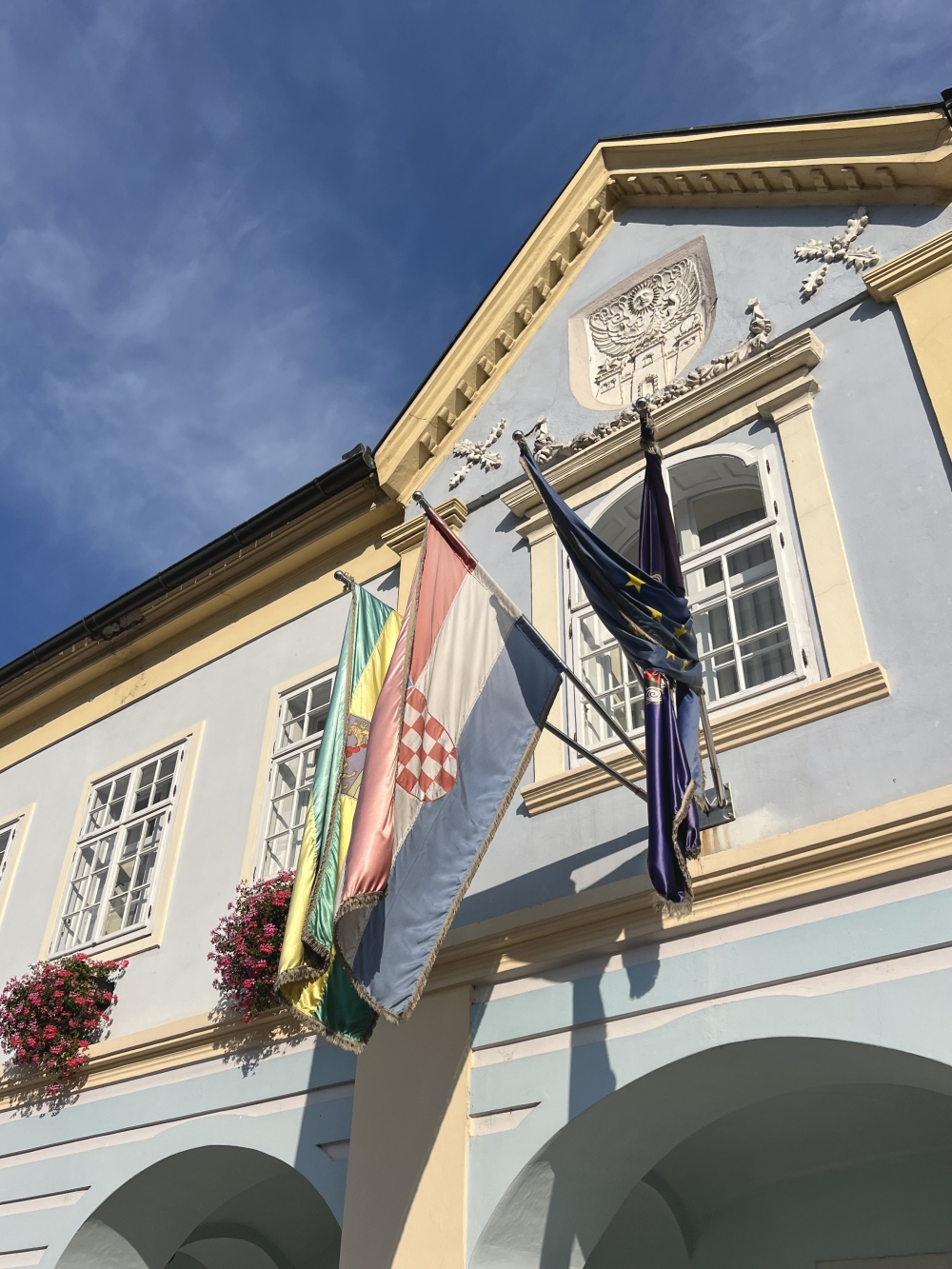 Izblijedijeli barjak i dalje “krasi” Gradsku kuću na sramotu gradonačelnika Glavića