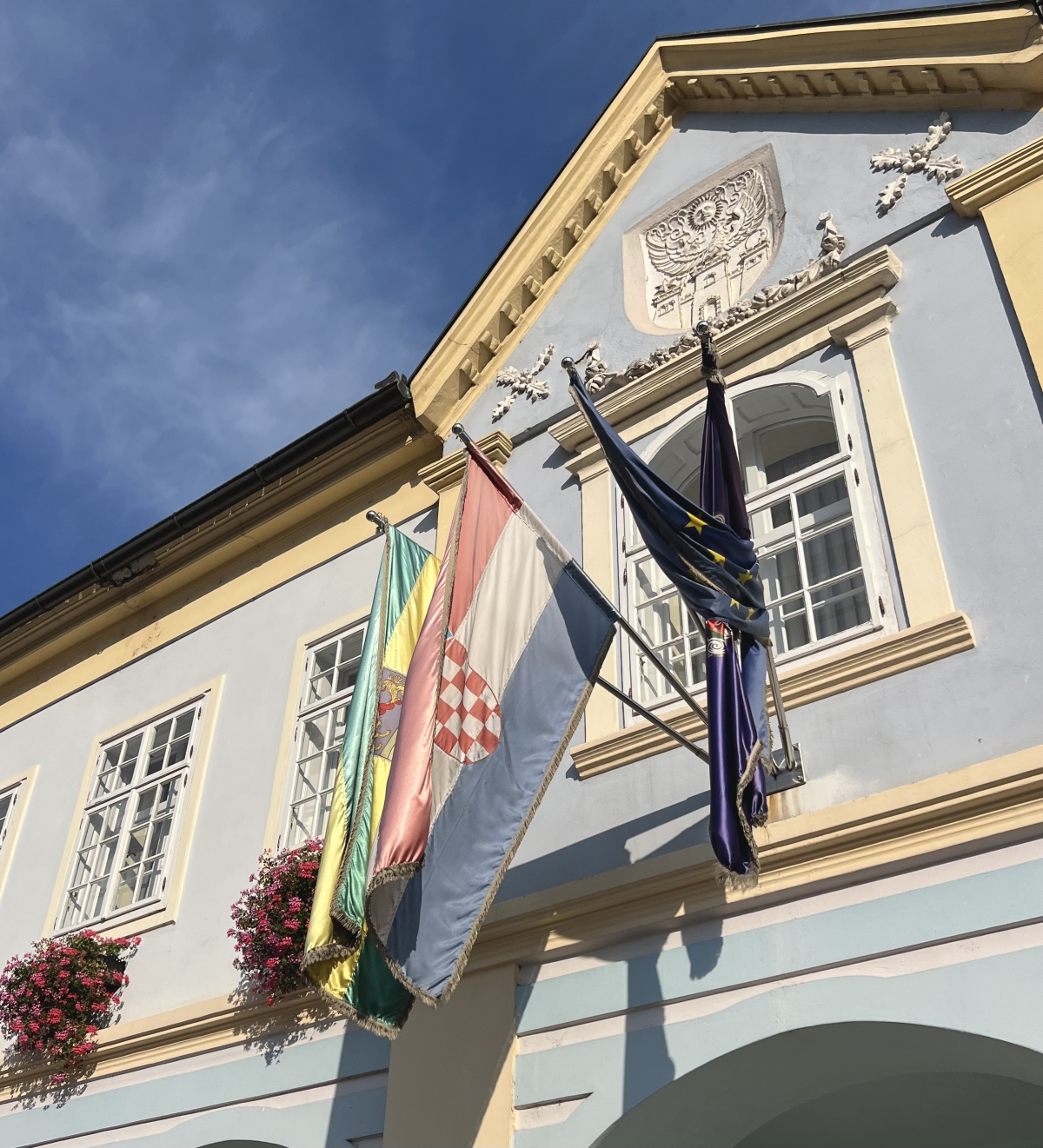 ’Gradonačelnik na guranac’: Nakon naših članaka postavljene nove zastave na Gradsku kuću u Požegi