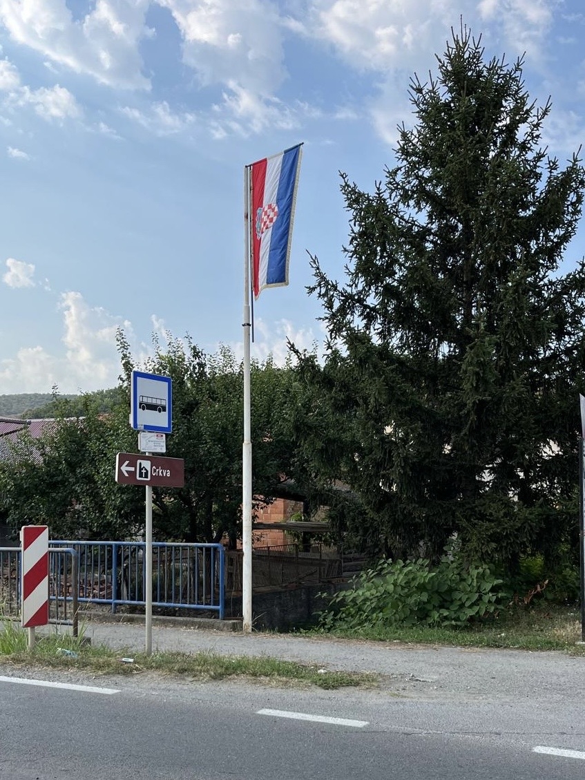 ’Gradonačelnik na guranac’: Nakon naših članaka postavljene nove zastave na Gradsku kuću u Požegi