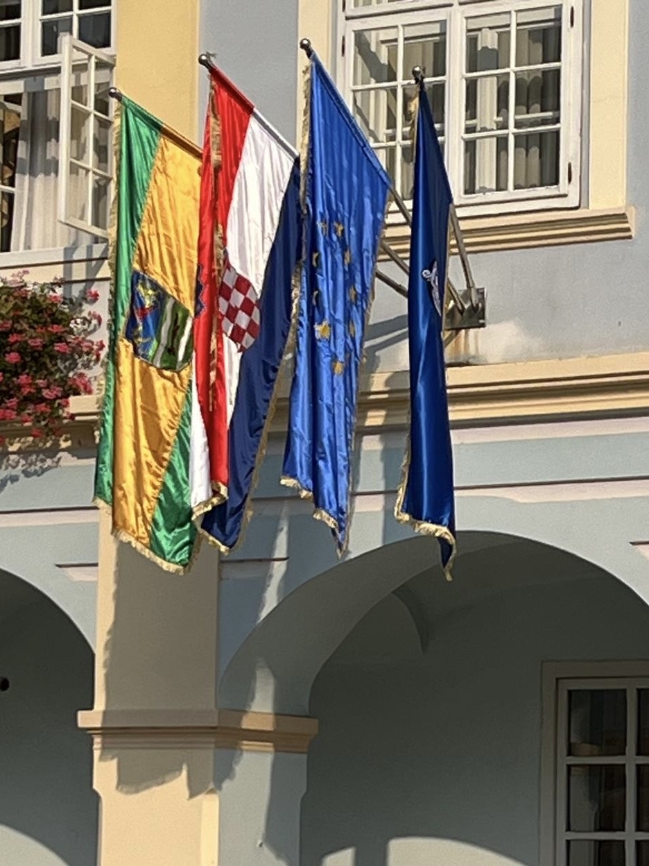 ’Gradonačelnik na guranac’: Nakon naših članaka postavljene nove zastave na Gradsku kuću u Požegi