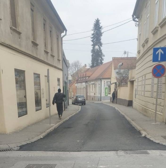 U Županijskoj pukla cijev: “Sva sreća pa ulica nije obnovljena, sad bi raskopali novi asfalt!”
