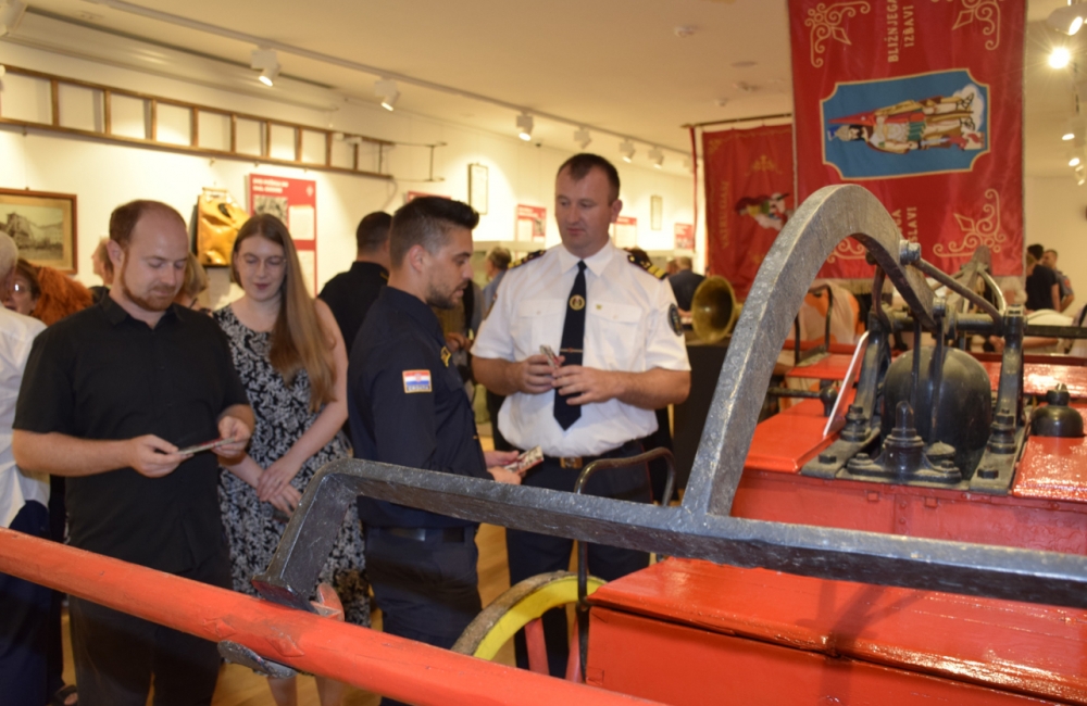 U izložbi “Plamena hrabrost” iskinut velik dio povijesti požeškog vatrogastva?