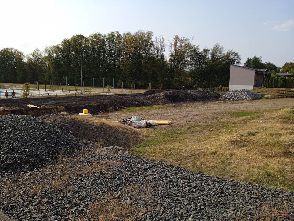 Tijekom zabrane paljenja vatre i usred grada spaljivao travu, prekršajno je prijavljen