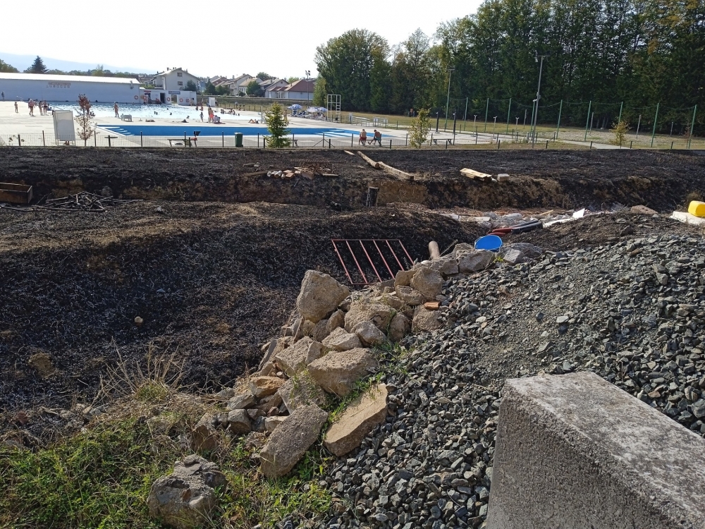 Tijekom zabrane paljenja vatre i usred grada spaljivao travu, prekršajno je prijavljen