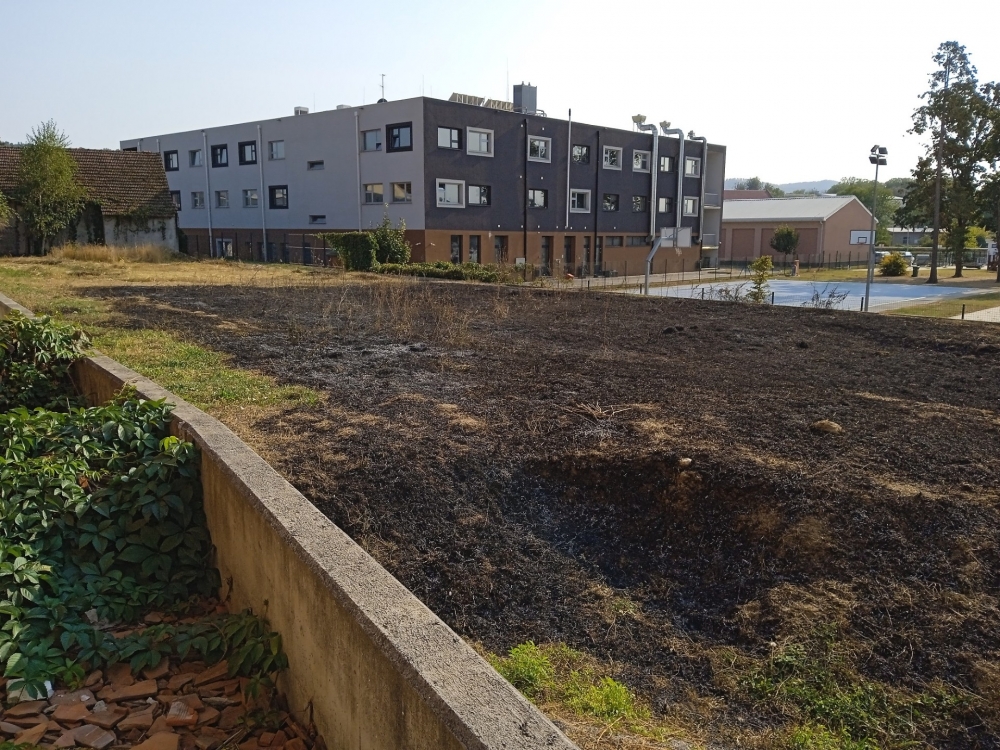 Tijekom zabrane paljenja vatre i usred grada spaljivao travu, prekršajno je prijavljen