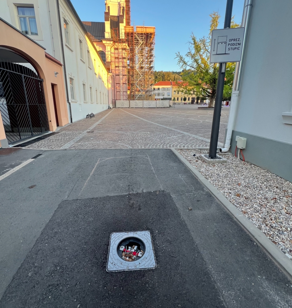 Podizni stup koji ne radi “popravili” tako da su na njega postavili betonsku žardinjeru